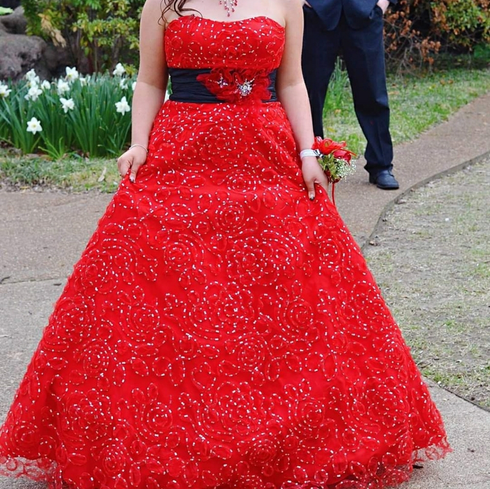 Red sleeveless sweetheart neck princess dress